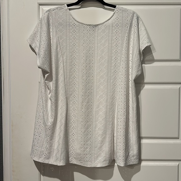 Torrid white v-neck eyelet top- size 2 - Picture 4 of 5